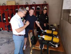 Burmistrz Robert Czapla przekazał strażakom z Wyszomierza nowy sprzęt 